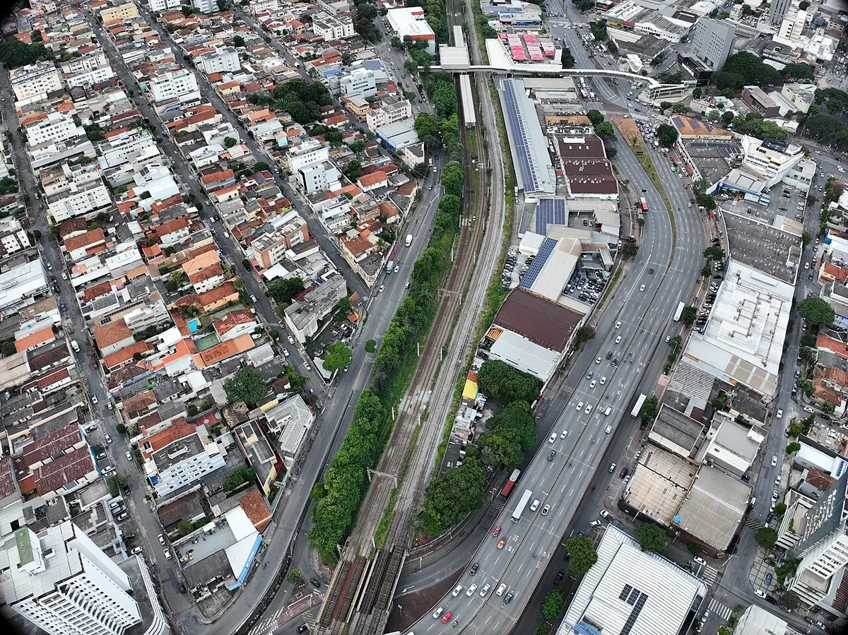 Vue aérienne d’un quartier résidentiel dense de Belo Horizonte