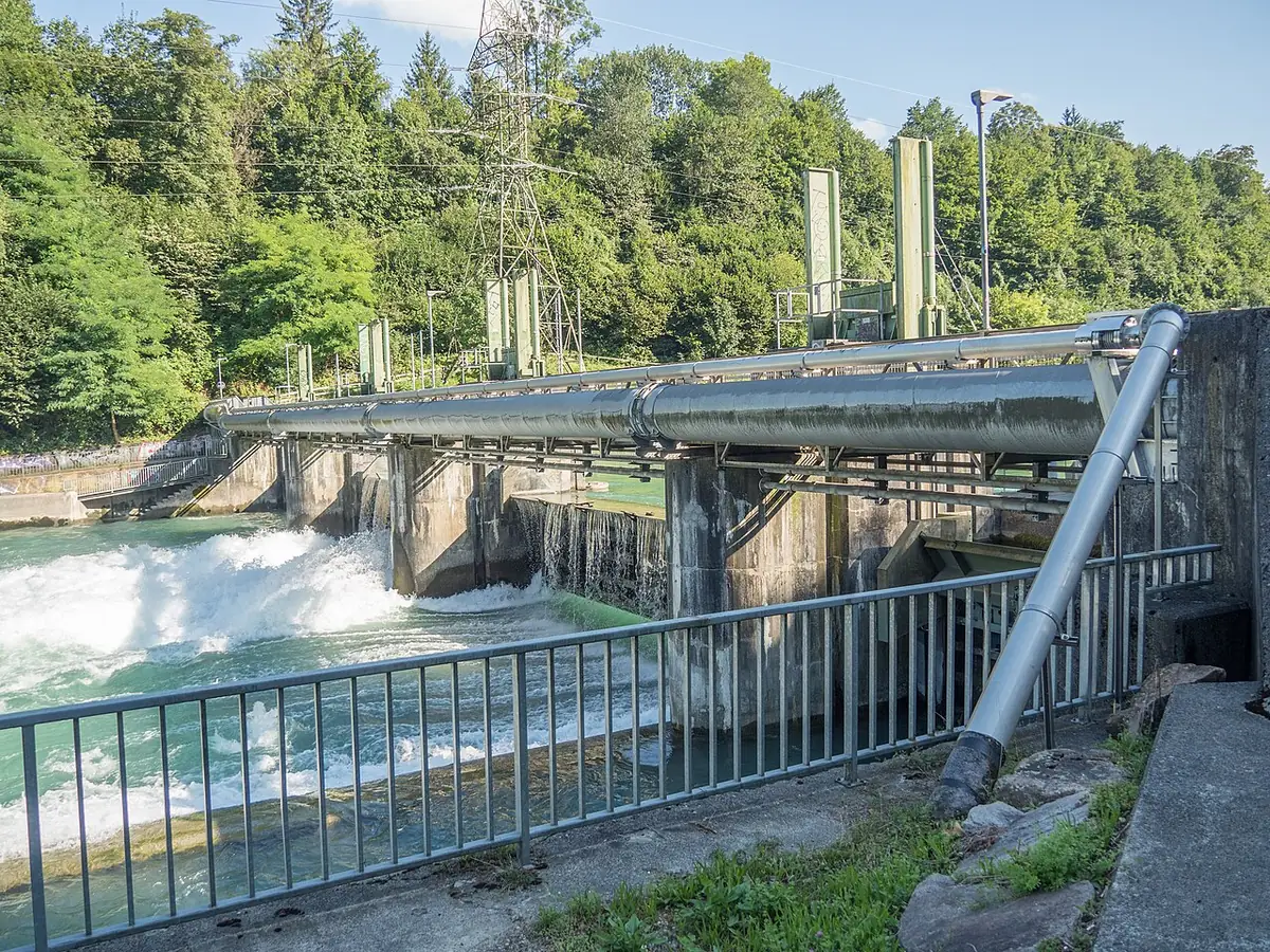 Le déversoir d’Engehalde où l’Aar s’écoule sous une passerelle à Berne