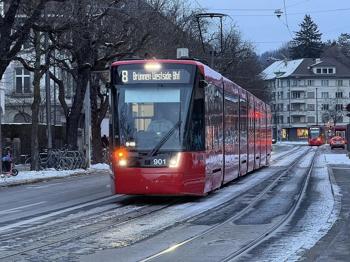 Un tramway Bernmobil circulant dans une rue enneigée de Berne