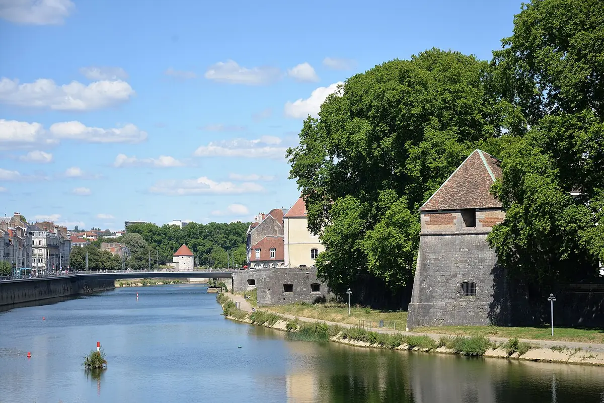 Les quais du Doubs à Besançon, avec le pont Battant et ses tours anciennes