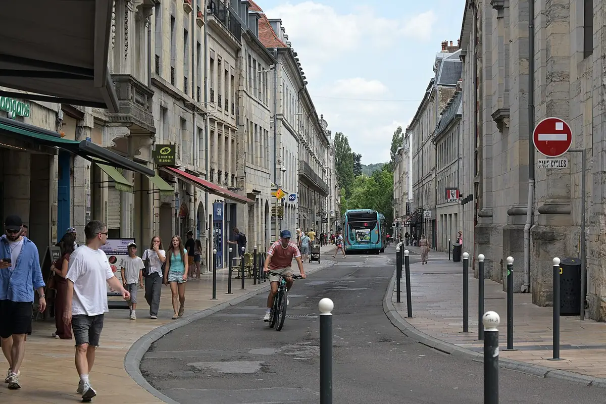 La rue de la République à Besançon, animée de piétons et de cyclistes