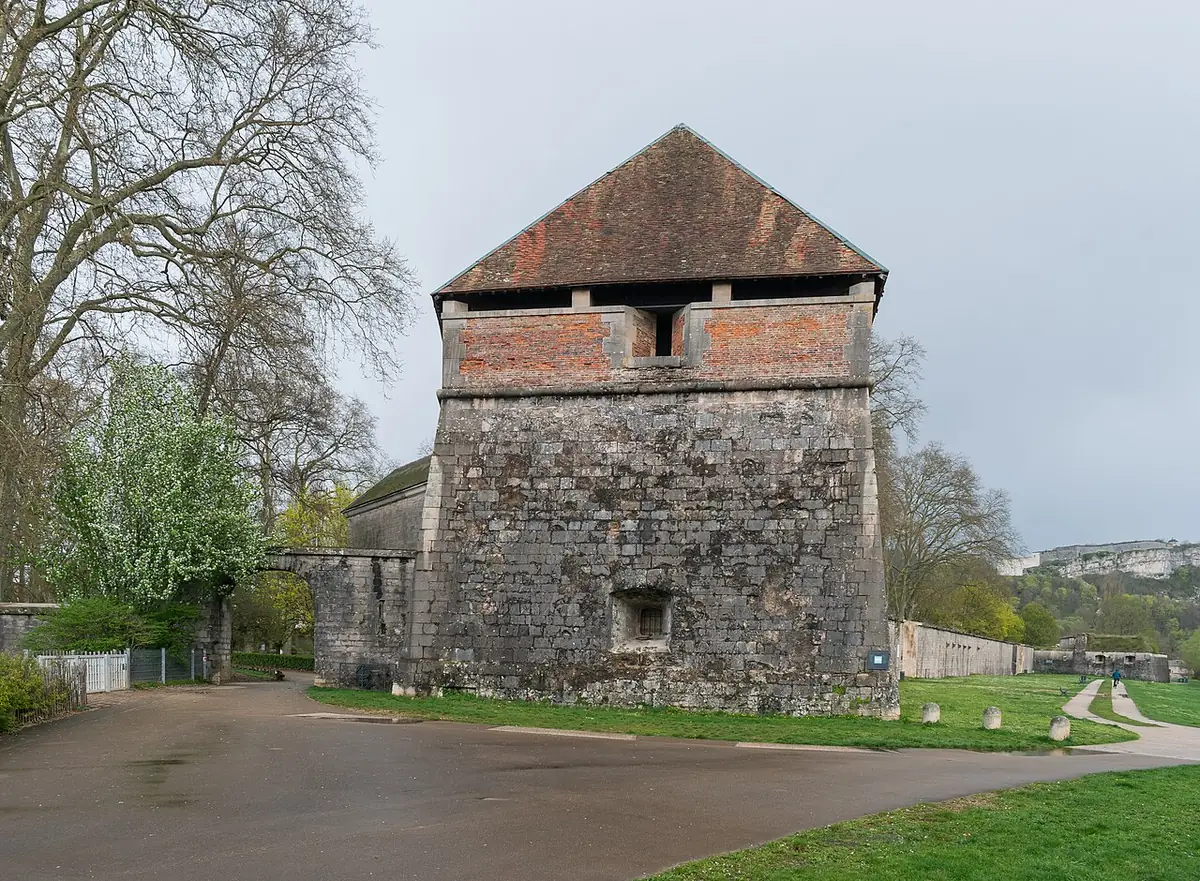 La tour de Chamars à Besançon, entourée d’arbres