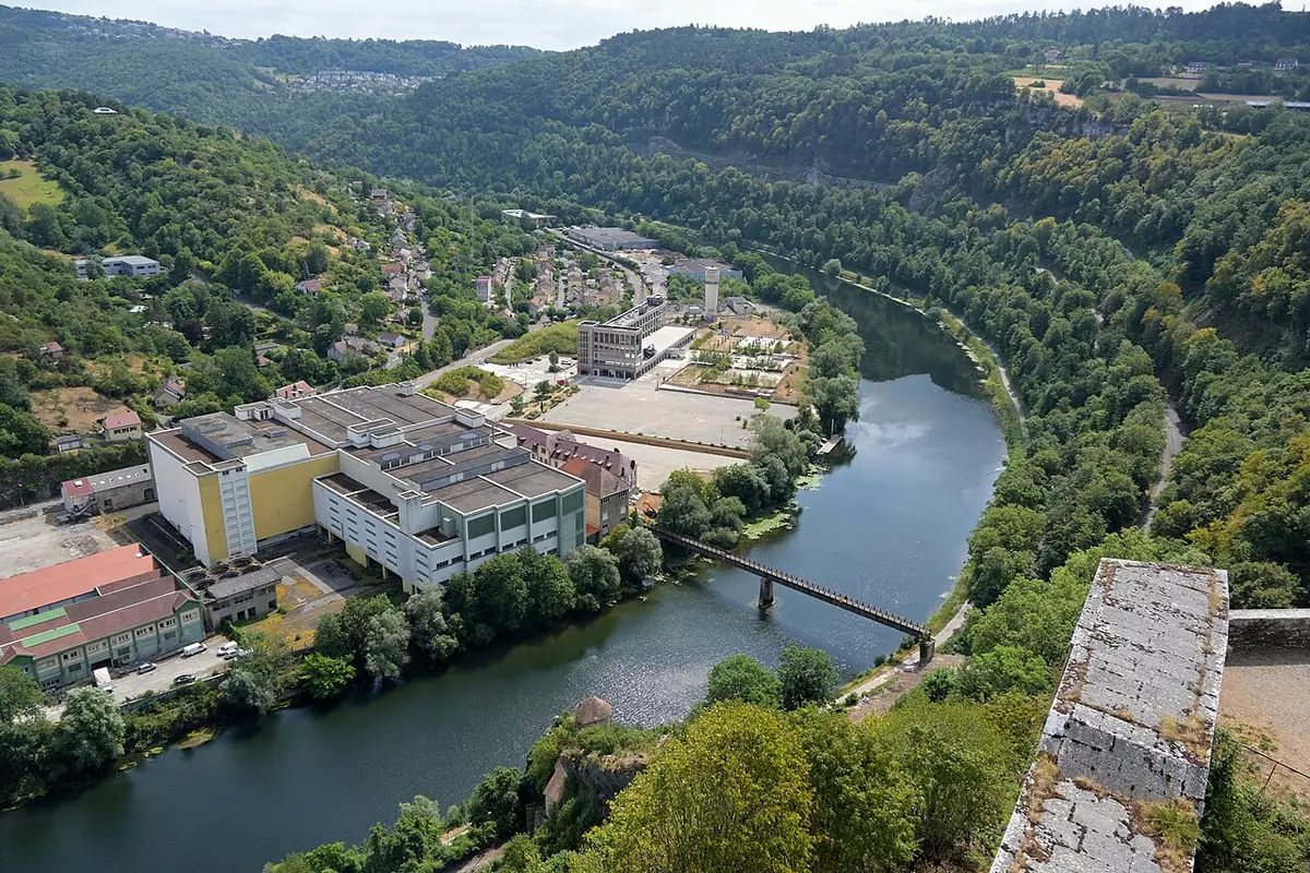 Vue aérienne de Besançon dans la boucle du Doubs