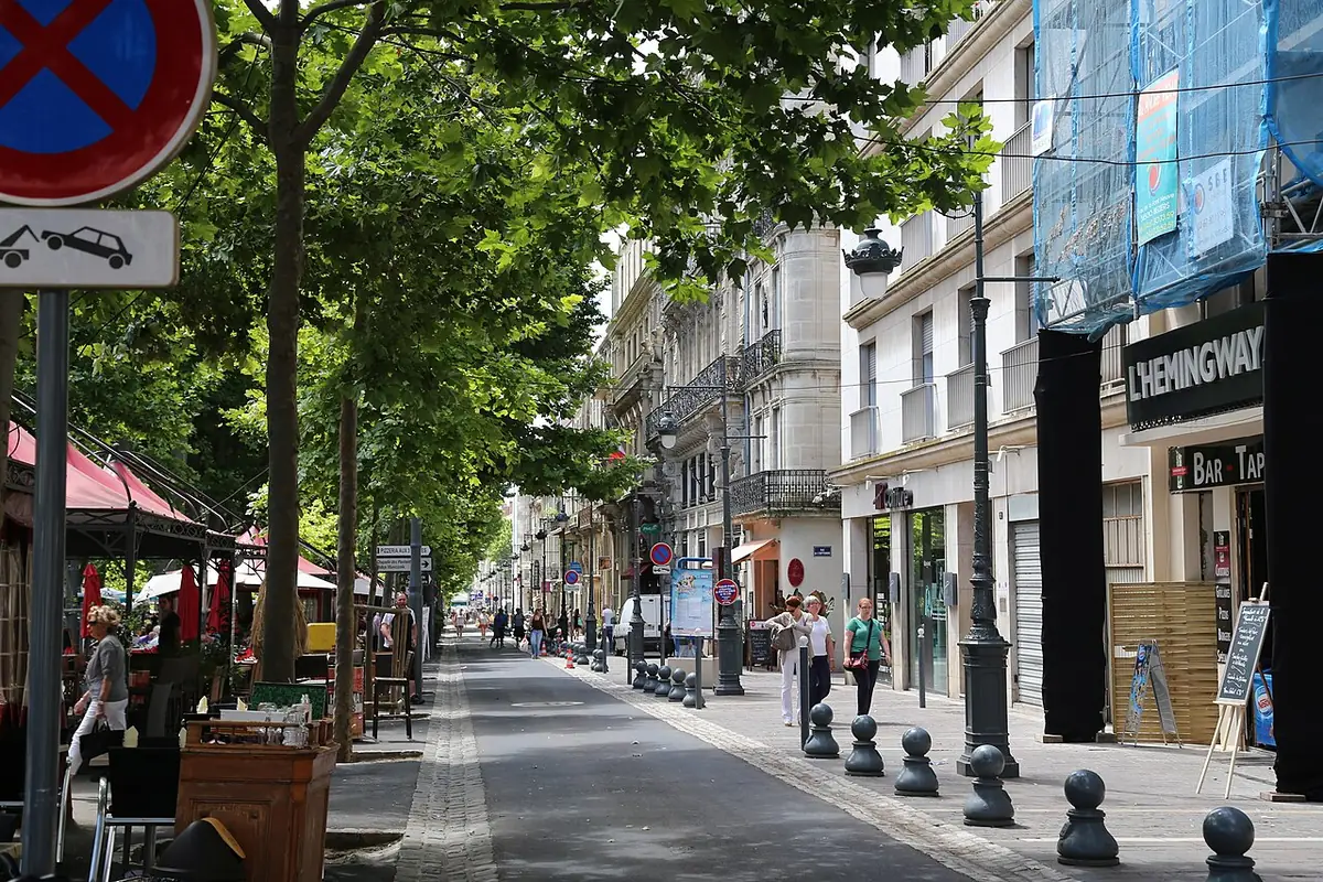 Les allées Paul Riquet à Béziers, boulevard planté d’arbres et bordé de commerces