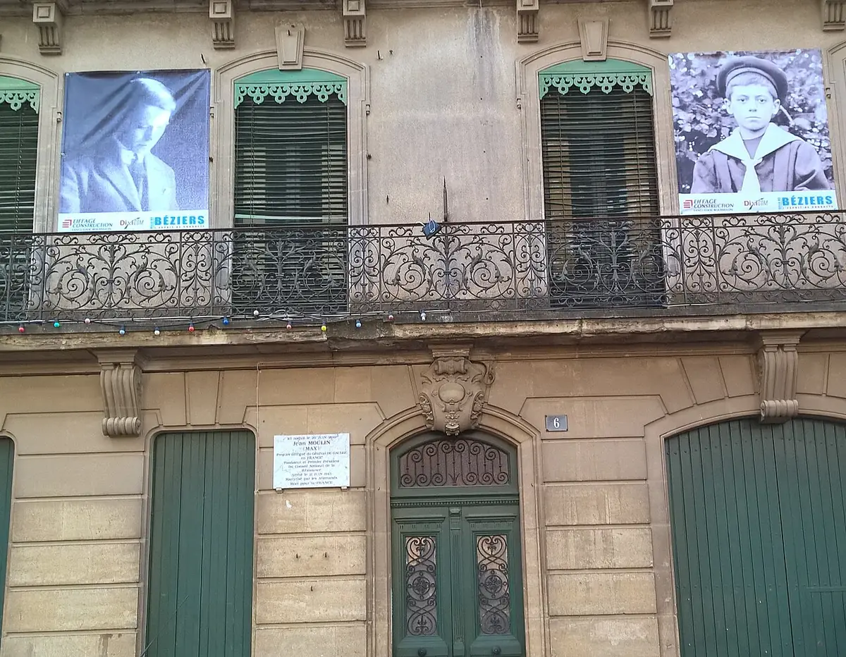 La maison natale de Jean Moulin à Béziers, façade en pierre aux volets verts