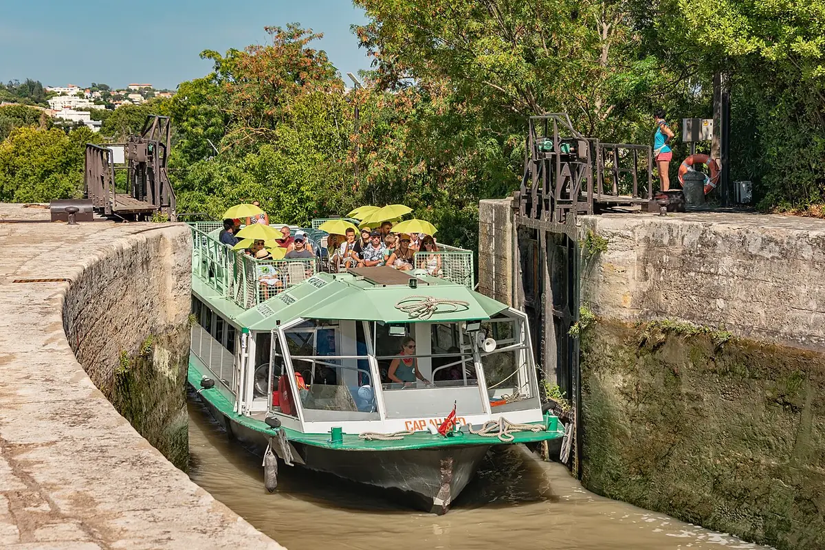 Les écluses de Fonseranes sur le canal du Midi près de Béziers, avec une péniche