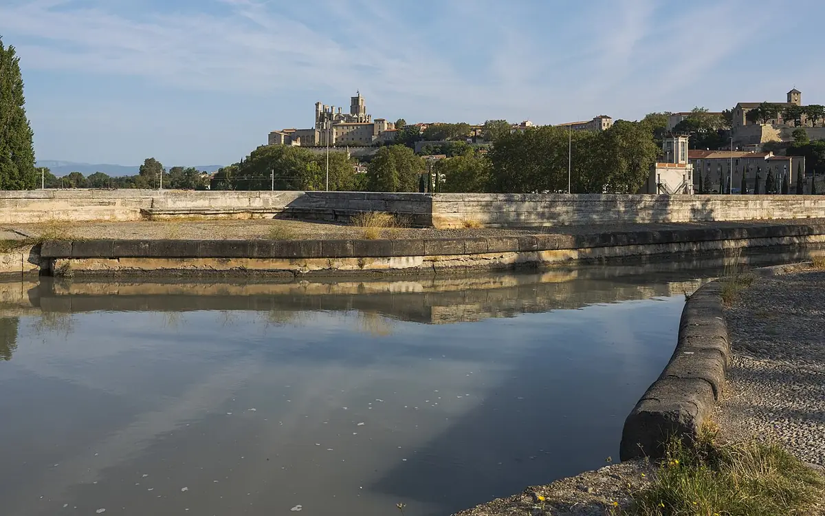 Vue de Béziers avec sa cathédrale dominant les rives de l’Orb