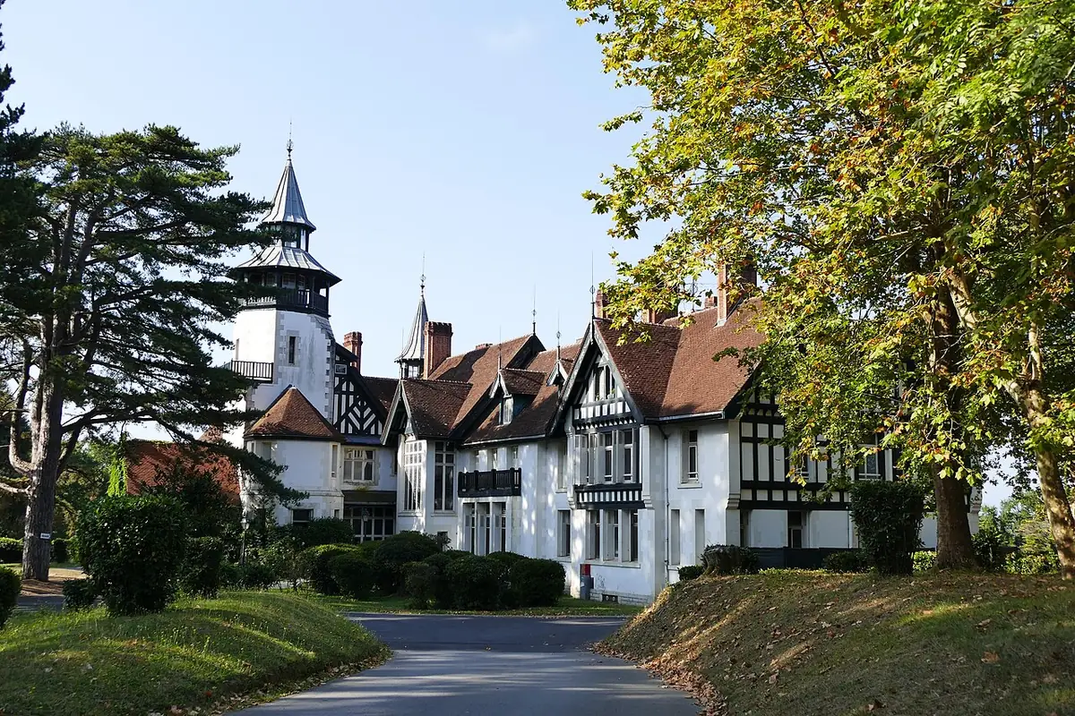 Le château de Françon à Biarritz, entouré d’un parc arboré