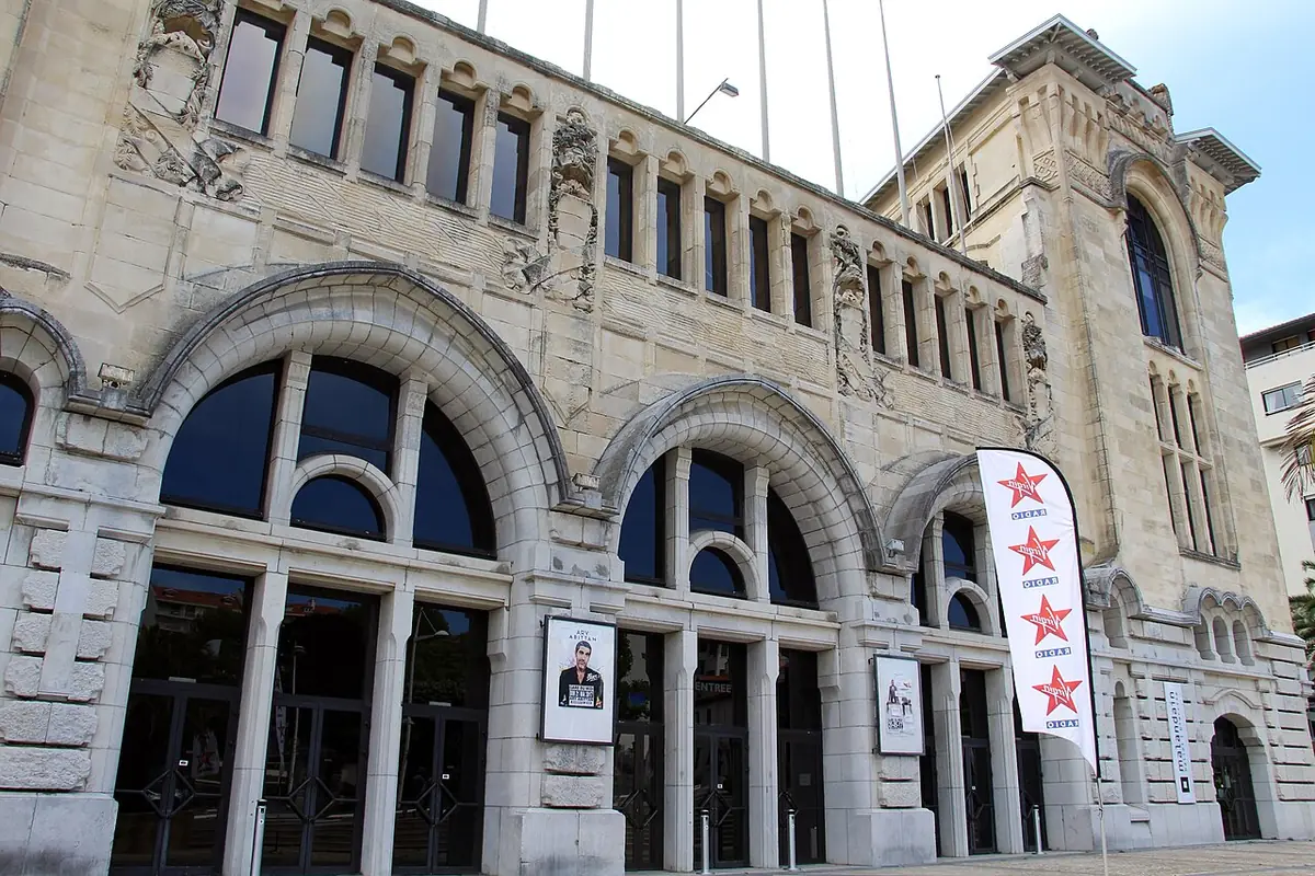 L’ancienne gare du Midi à Biarritz, façade à arcades transformée en salle des fêtes