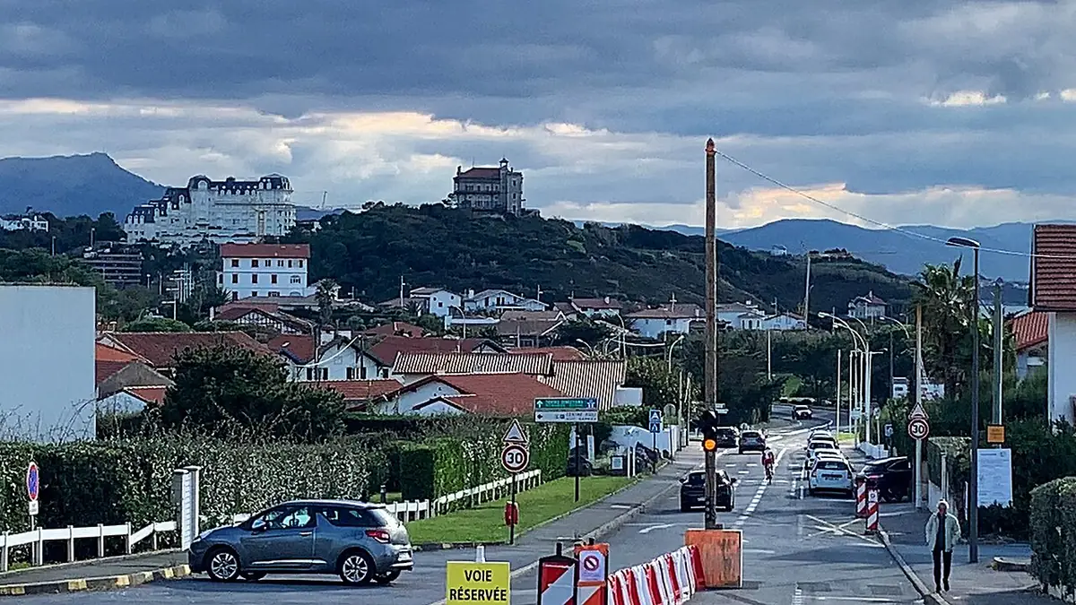 Vue sur la colline de la Négresse à Biarritz, avec les montagnes en arrière-plan