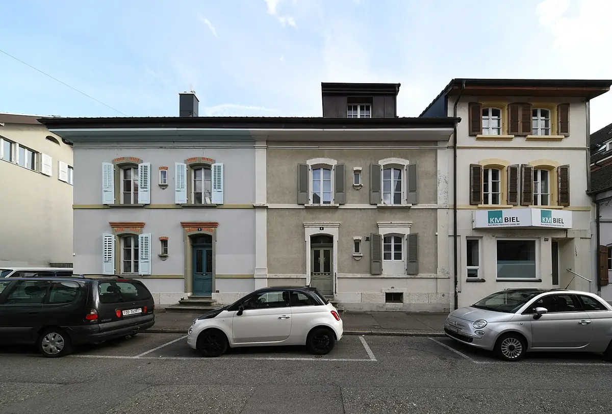 Un immeuble résidentiel à deux logements dans une rue de Bienne