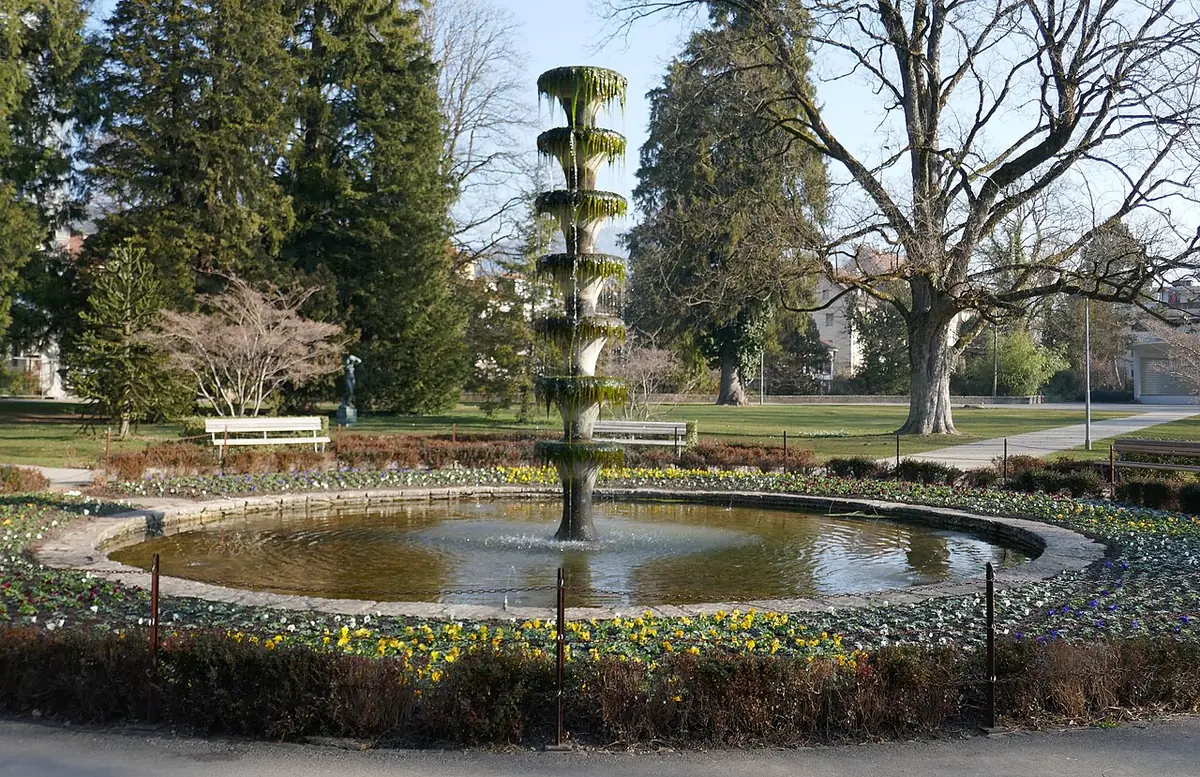 Une fontaine au milieu d’un parc arboré à Bienne