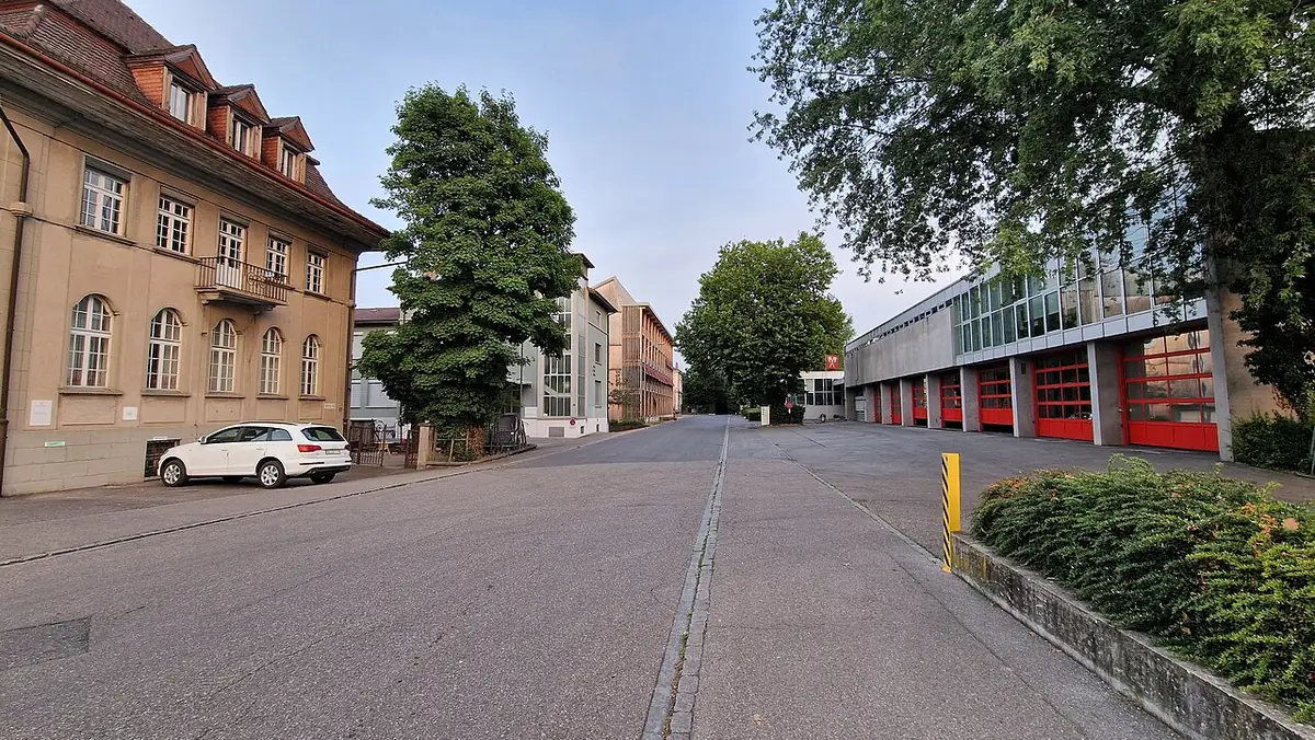 Une rue calme de Bienne bordée de bâtiments et d’arbres