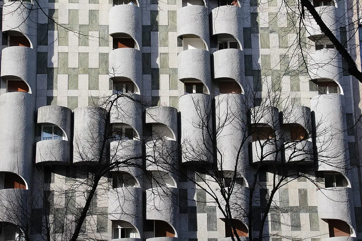 Un immeuble à balcons arrondis de style brutaliste à Bilbao