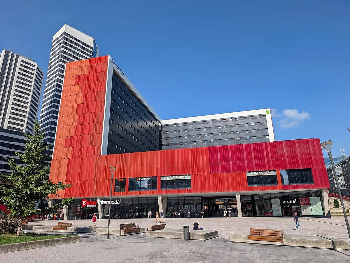 La gare intermodale de Bilbao, bâtiment moderne à façade rouge