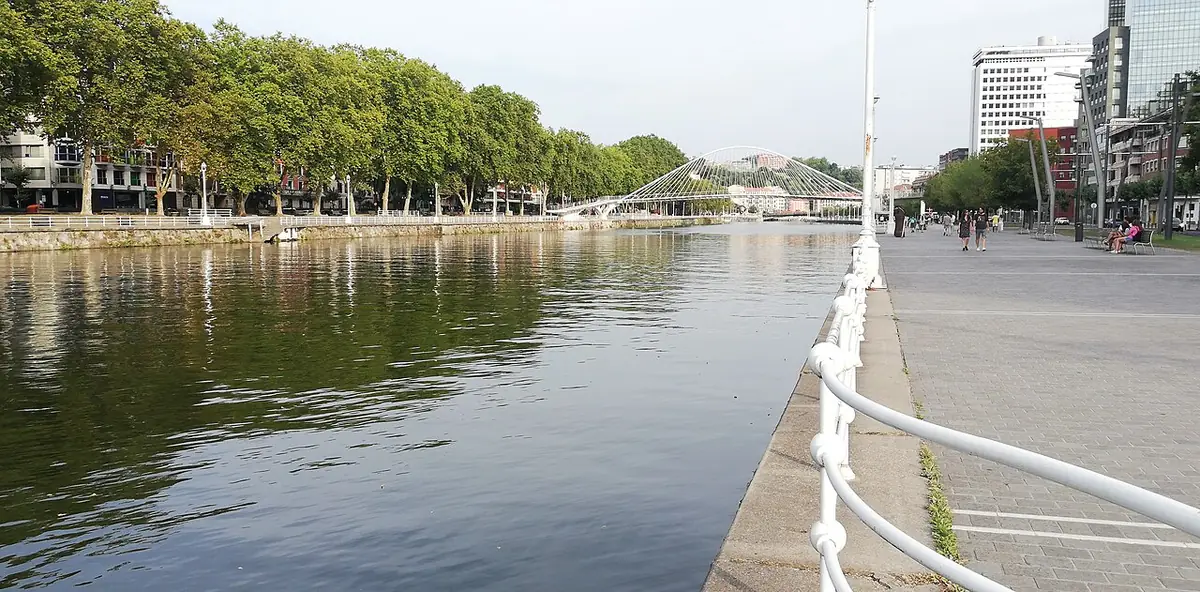 La promenade le long de la ría de Bilbao, avec le pont blanc Zubizuri