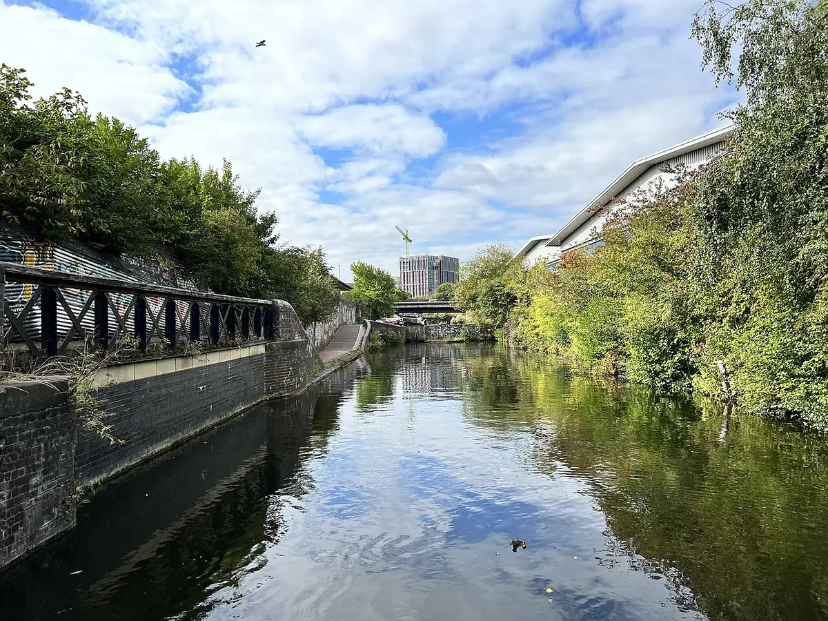 Le canal de Birmingham, calme et bordé d’arbres