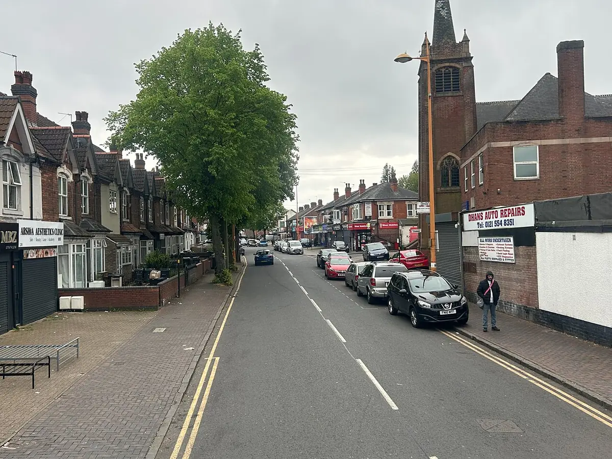 Une rue résidentielle de Birmingham bordée de maisons mitoyennes
