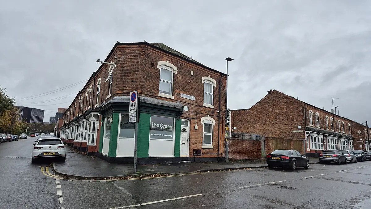Un coin de rue à Aston, Birmingham, avec ses maisons en briques