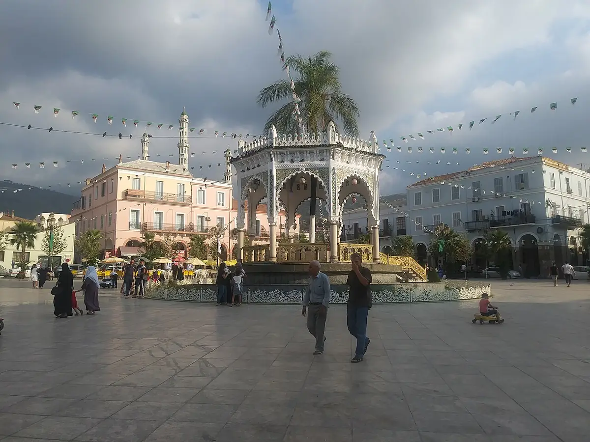 La place Toute à Blida, avec son kiosque et son palmier