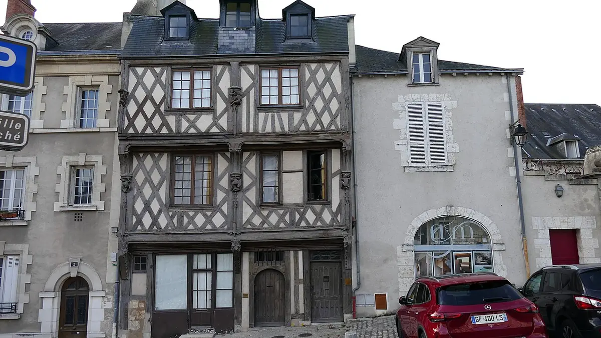 Une rue de Blois bordée de maisons à colombages, dont la Maison des Acrobates