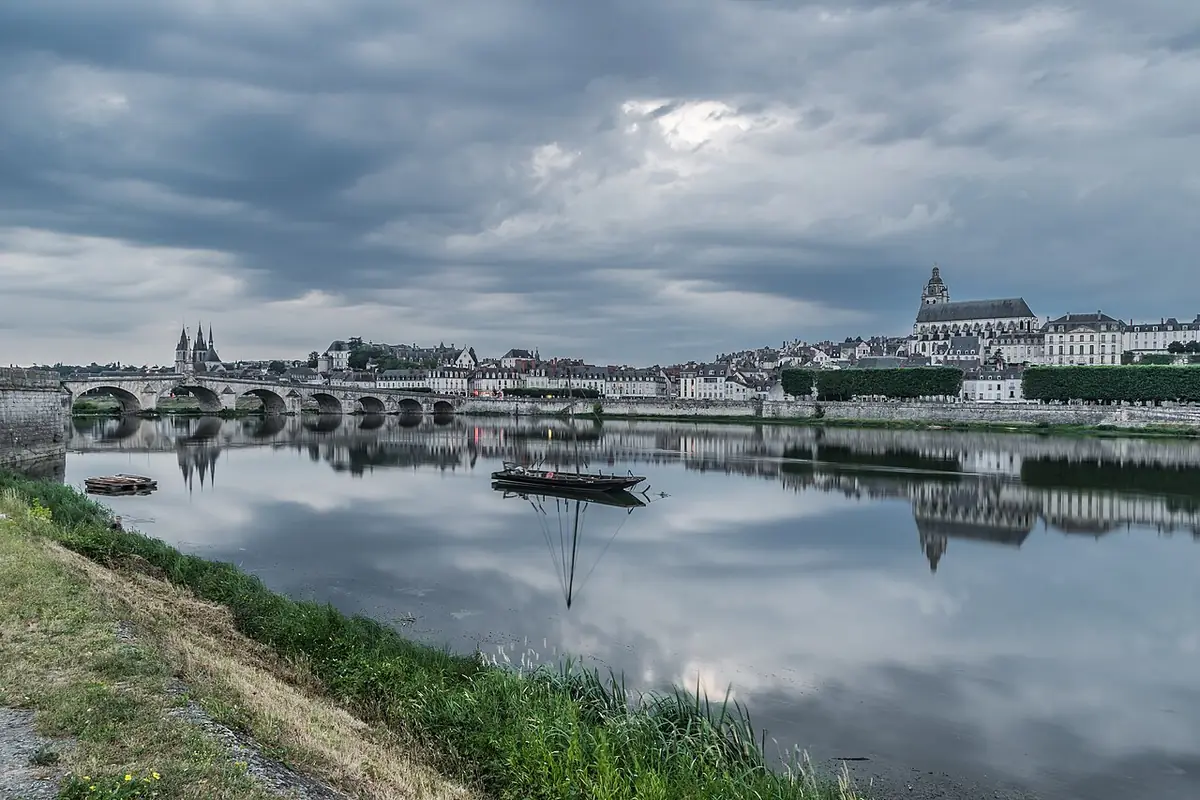 Vue de Blois et de son pont reflétés dans la Loire