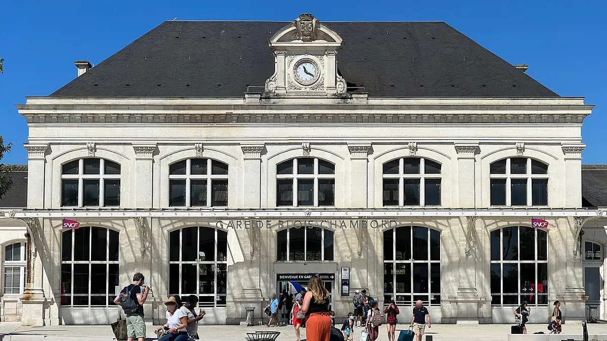 La gare de Blois-Chambord, avec sa façade à horloge et ses arcades