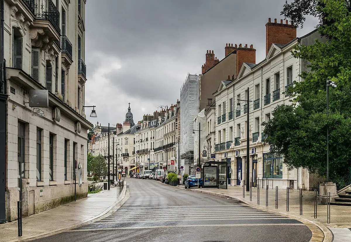 La rue Denis-Papin à Blois, bordée d’immeubles et menant vers le centre-ville
