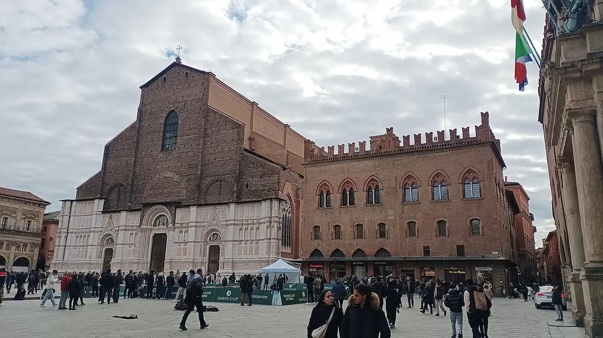 La basilique San Petronio et le palais communal sur la place centrale de Bologne
