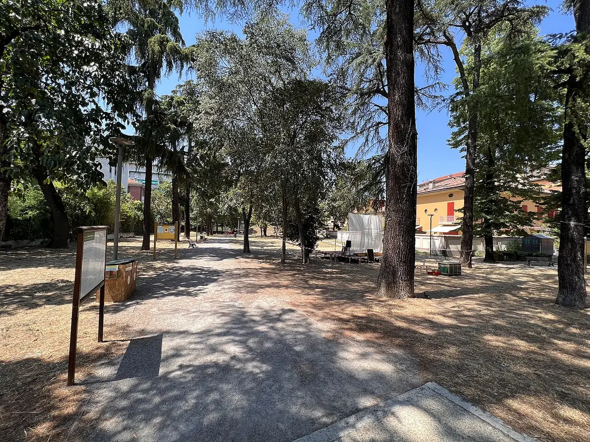 Le jardin Savioli à Bologne, vu depuis son entrée