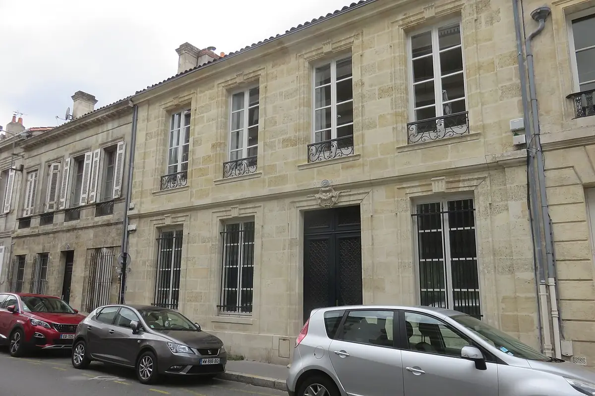 Façades en pierre et balcons rue du docteur Albert Barraud à Bordeaux