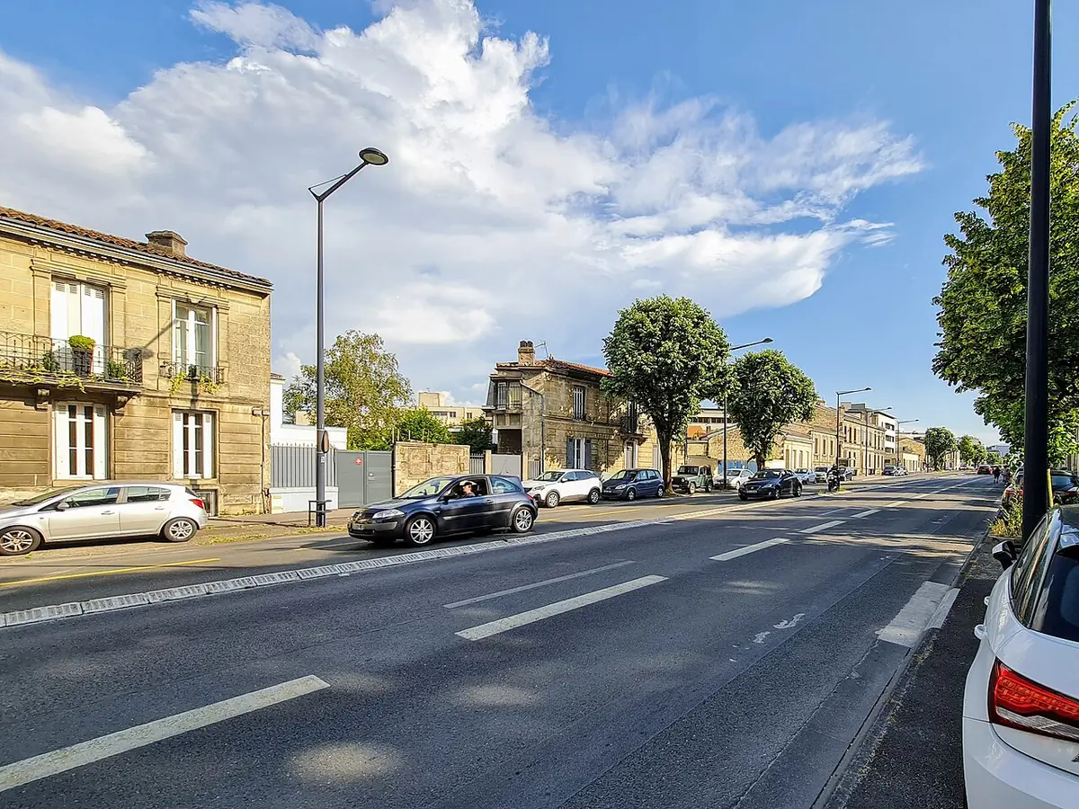 Le boulevard Pierre 1er à Bordeaux, bordé d’arbres et d’immeubles