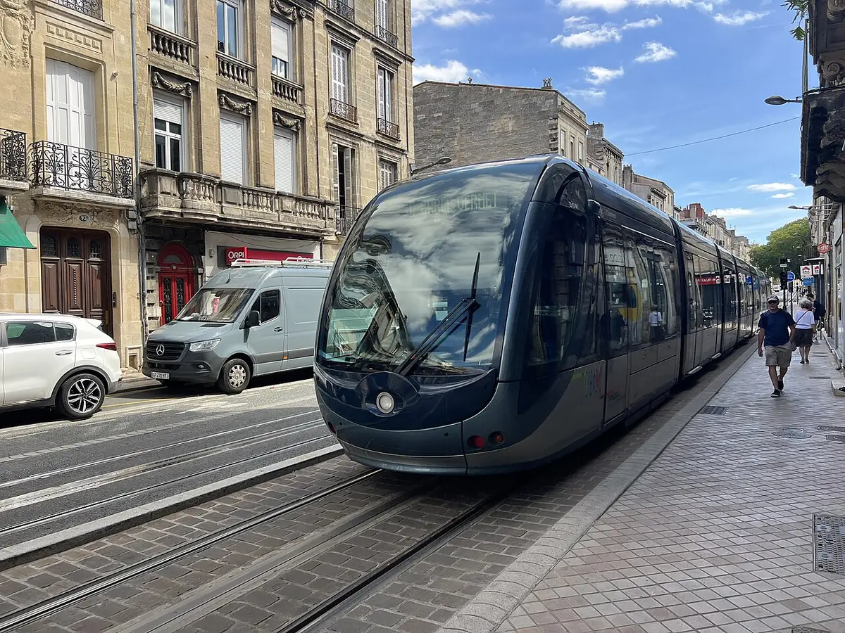 Le tramway de Bordeaux circulant rue Fondaudège, au milieu des immeubles