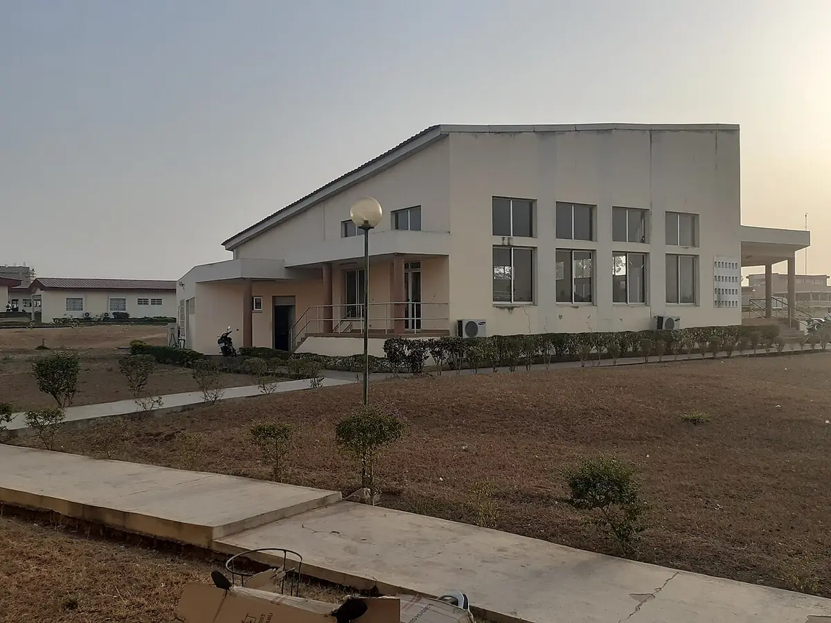 L’amphithéâtre du campus 2 de l’université Alassane Ouattara, au coucher du soleil