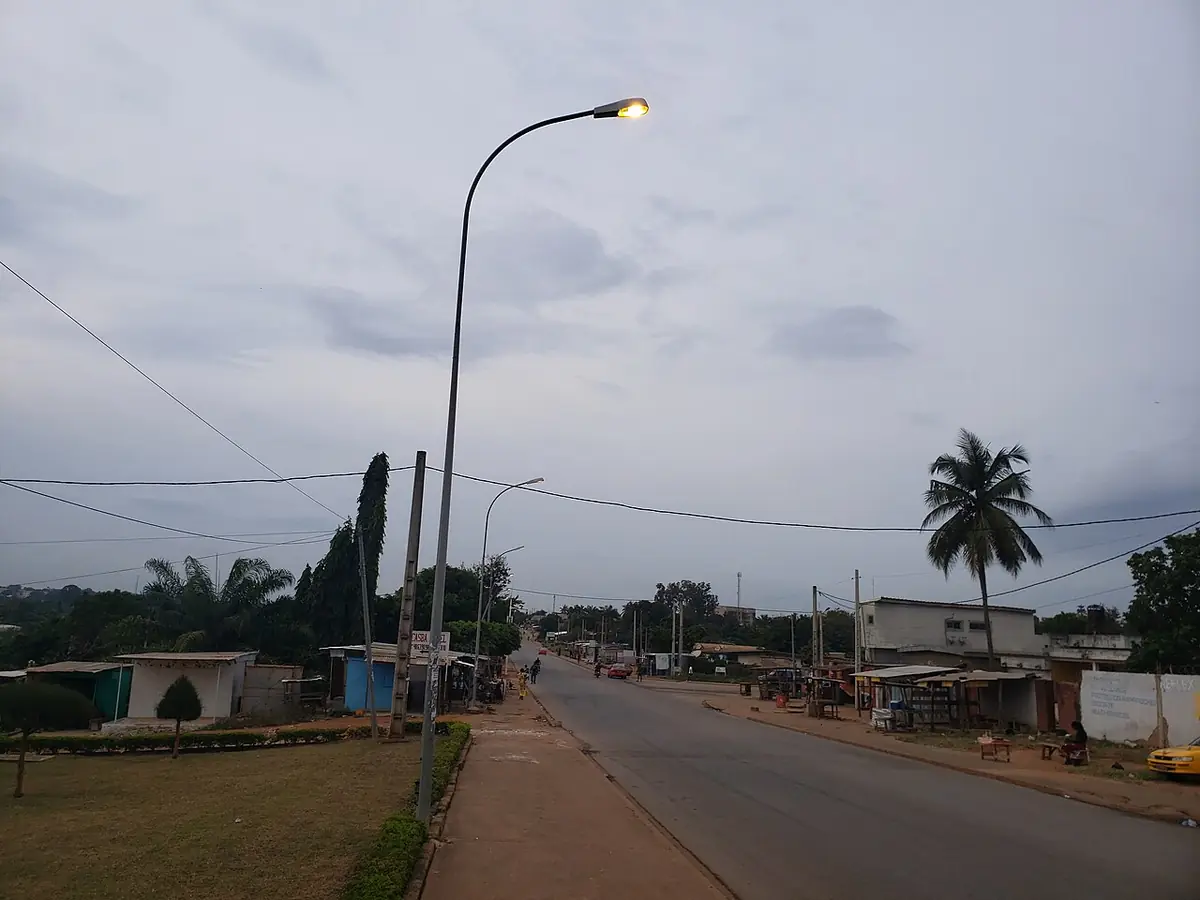 Une rue du quartier France à Bouaké, sous un ciel nuageux