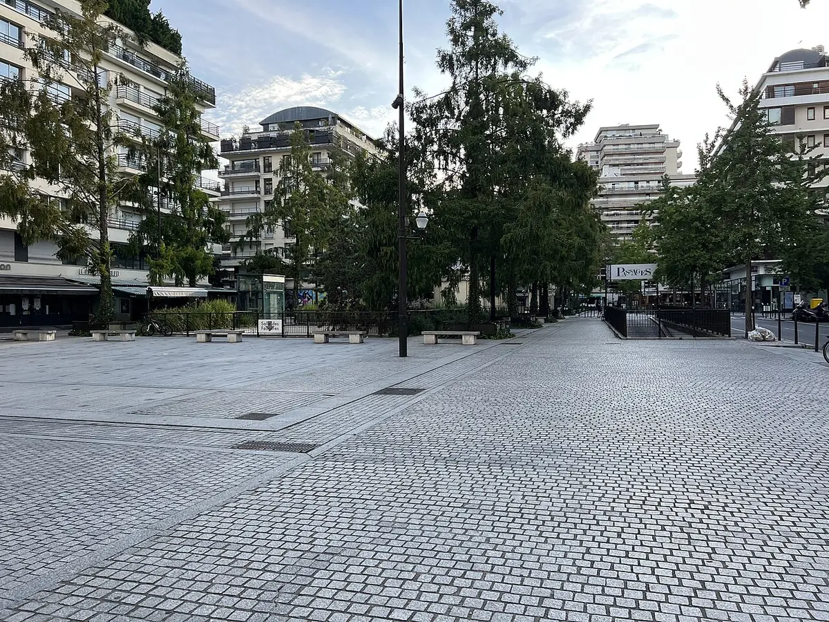 La Grand’Place de Boulogne-Billancourt, pavée et bordée d’arbres