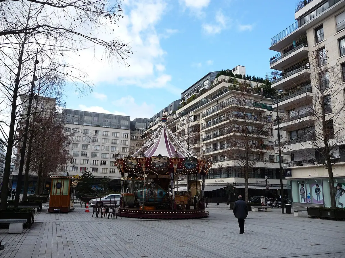 La place avec son carrousel et ses immeubles, à Boulogne-Billancourt