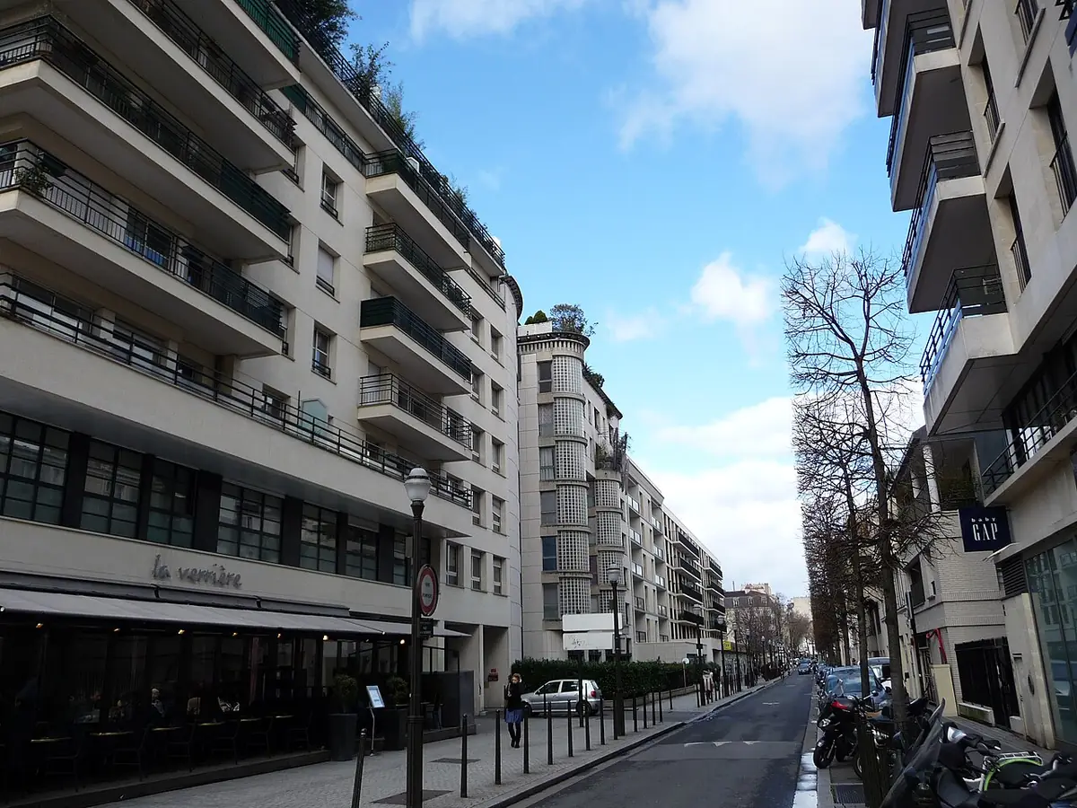Une rue résidentielle de Boulogne-Billancourt bordée d’immeubles à balcons