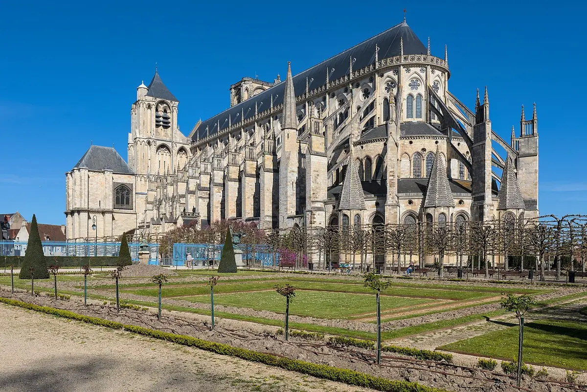 La cathédrale Saint-Étienne de Bourges vue depuis le jardin de l’Archevêché