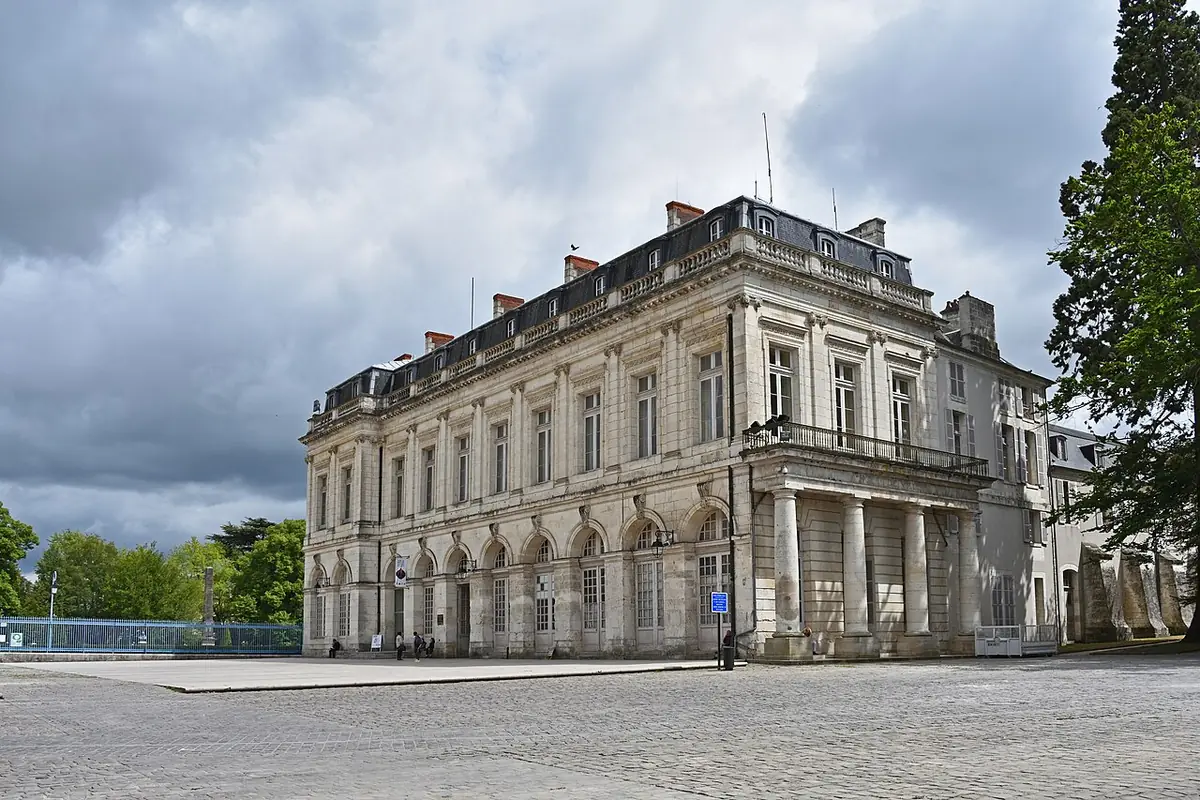Le palais archiépiscopal de Bourges, vu depuis le nord-ouest