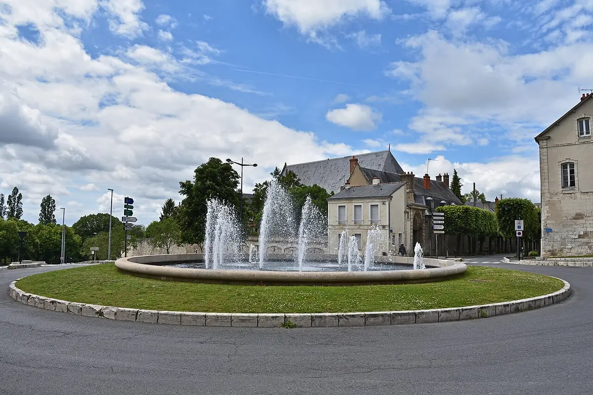 La place André-Malraux à Bourges, avec ses fontaines et son hôtel de ville