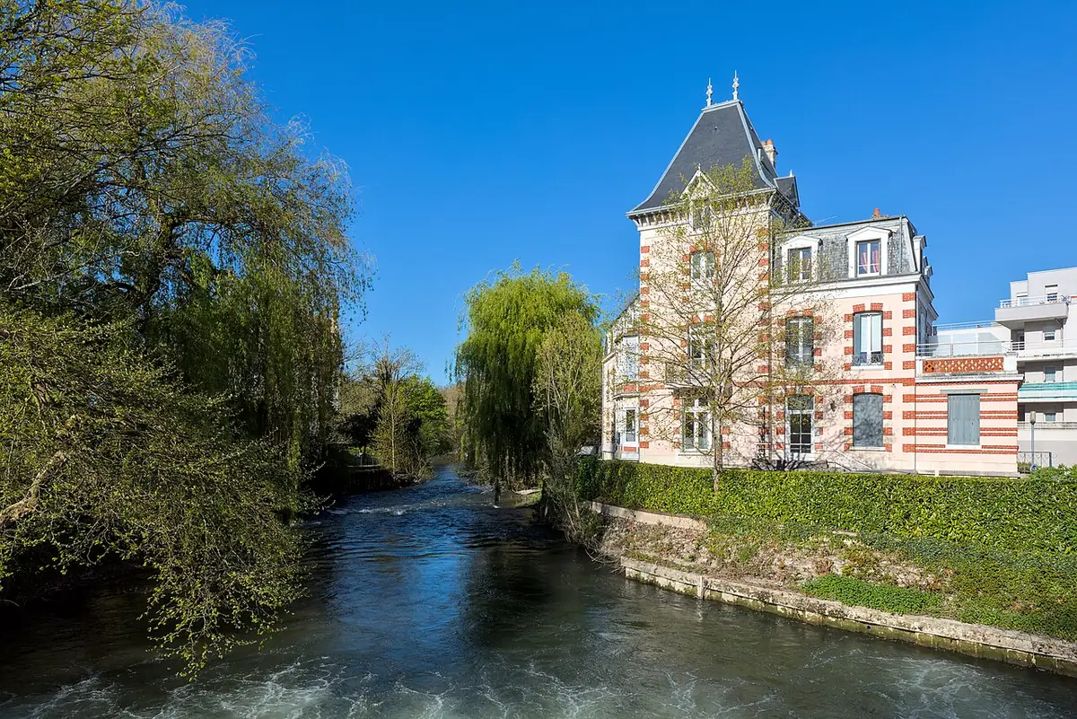 La rivière Yèvre à Bourges, vue depuis le pont Henri-Laudier