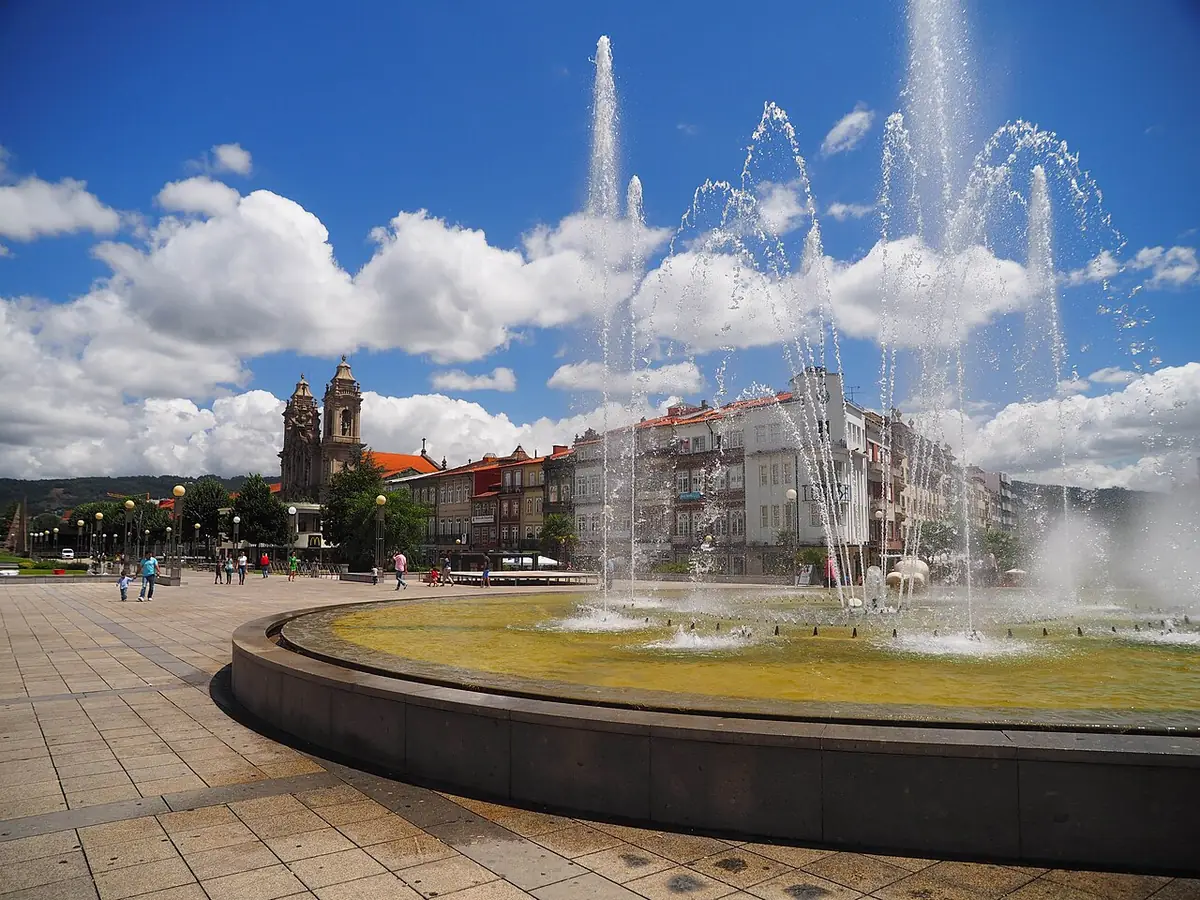 La Praça da República à Braga, avec sa fontaine et ses façades historiques