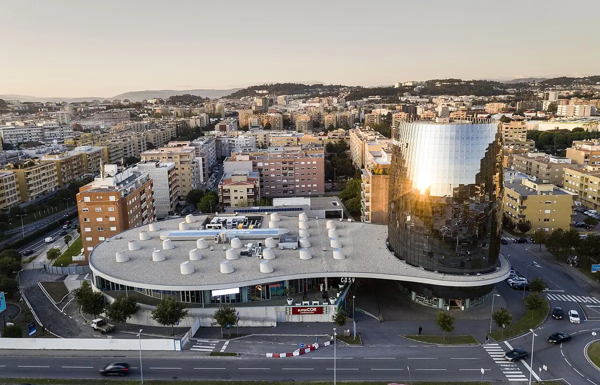 Vue aérienne de Braga avec l’architecture contemporaine de l’Edifício Primavera