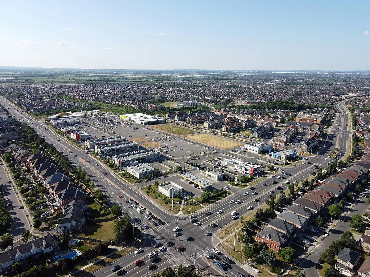 Vue aérienne d’un quartier résidentiel de Brampton, maisons individuelles alignées