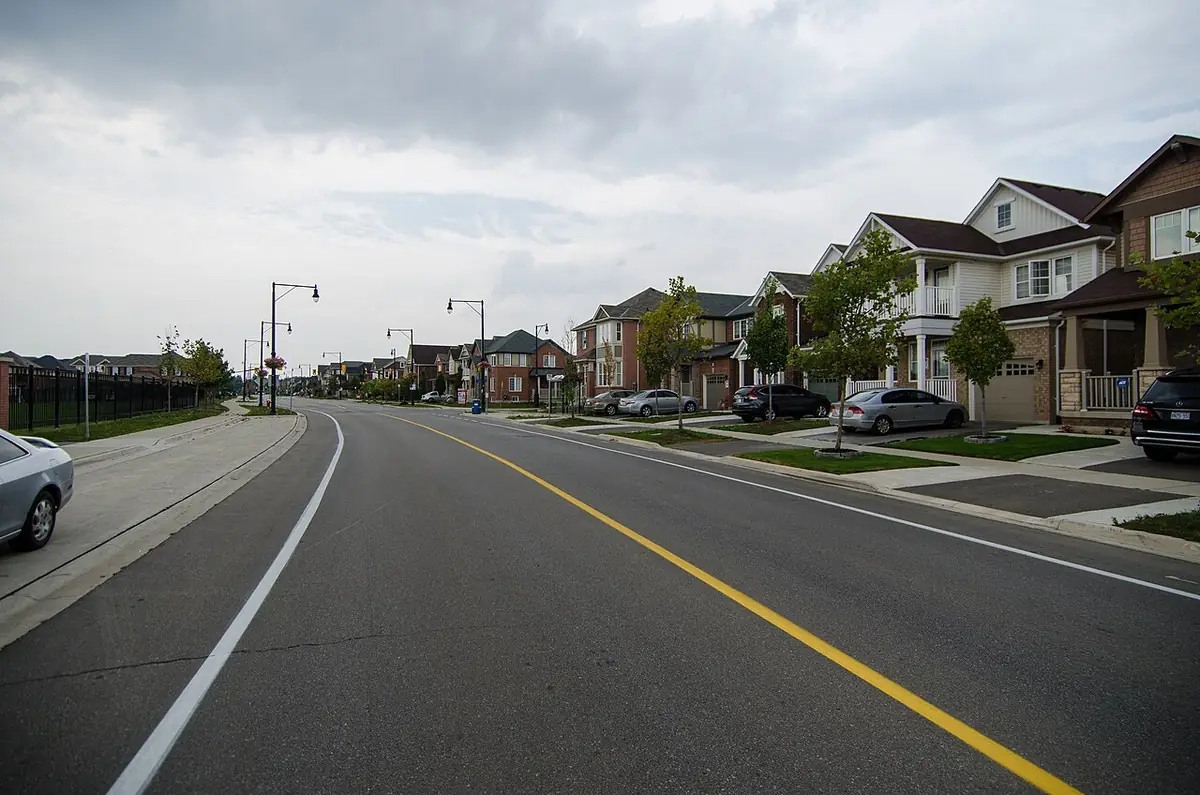 Une rue résidentielle de Brampton bordée de maisons individuelles