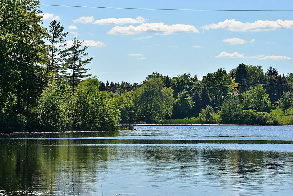 Le lac Heart Lake à Brampton, eau calme entourée d’arbres