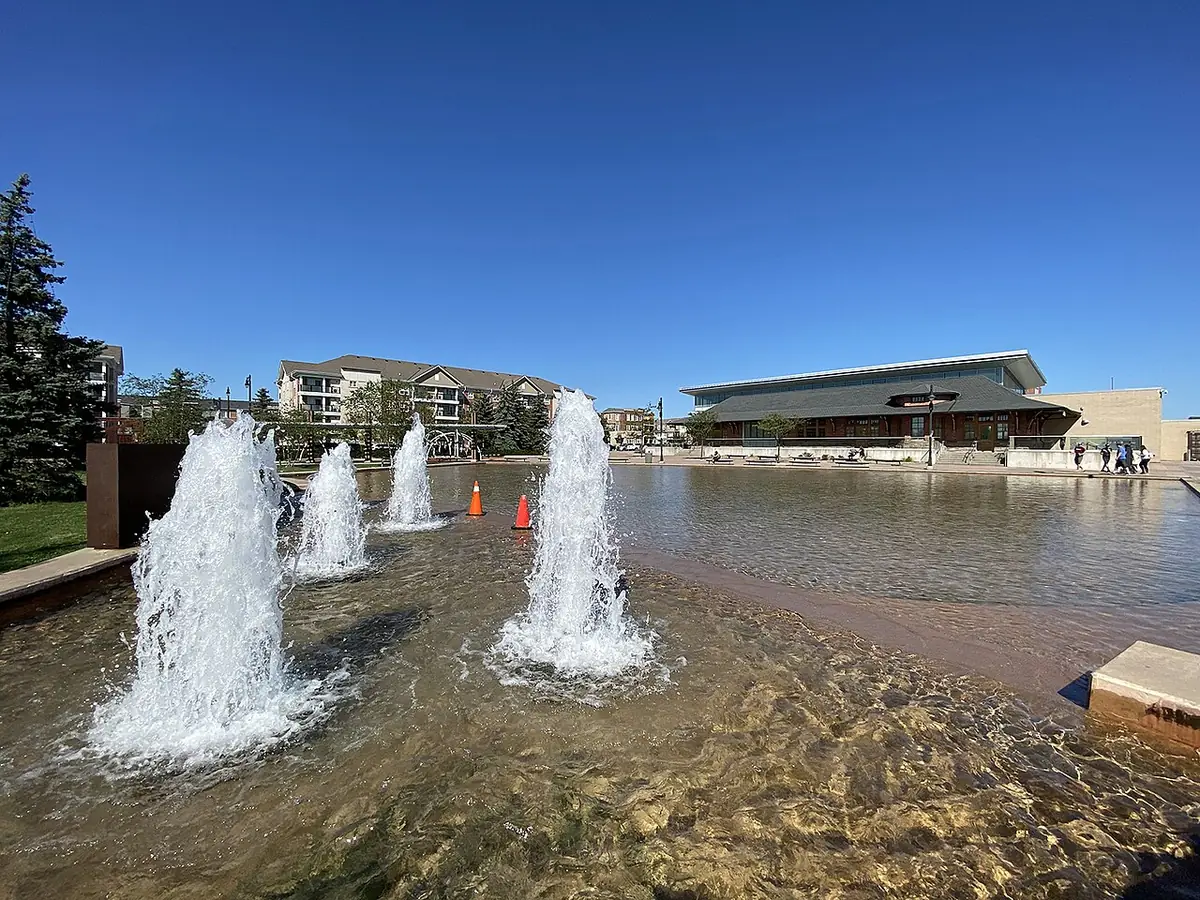 La place Mount Pleasant Village Square à Brampton, avec ses fontaines et ses immeubles