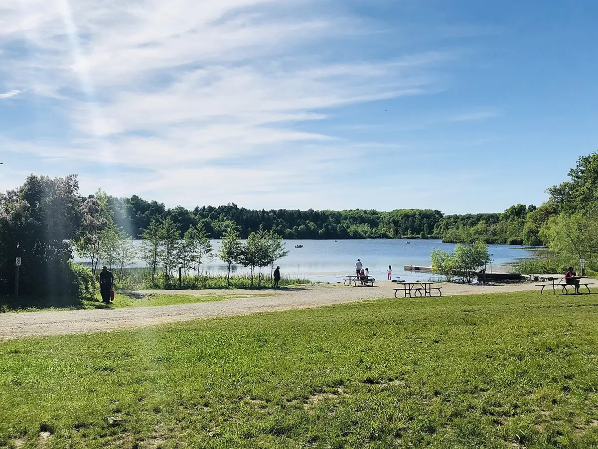 Le lac de la réserve Heart Lake à Brampton, avec un espace vert au bord de l’eau