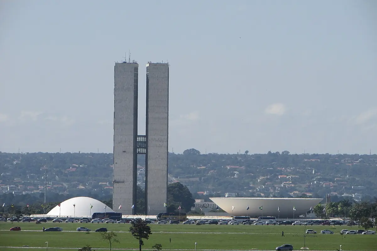 Les tours jumelles du Congrès national de Brasília sous un ciel voilé